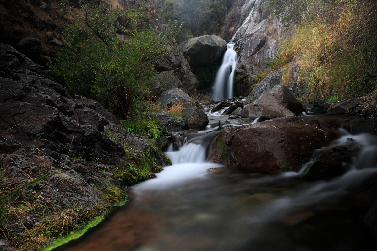 Colapso en la Quebrada de Macul: Vecinos y turistas denuncian esperas históricas y aglomeraciones en el parque